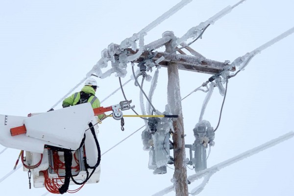 Regular cable inspections in rain and snowstorms.jpg